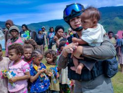Trauma Healing, Polwan Ops Damai Cartenz-2024 Berbagi Kasih Bersama Anak-anak di Distrik Kiwirok