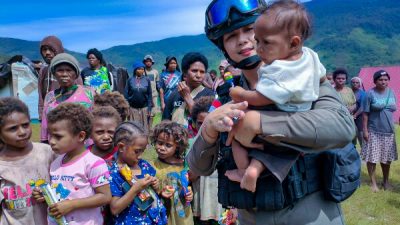 Trauma Healing, Polwan Ops Damai Cartenz-2024 Berbagi Kasih Bersama Anak-anak di Distrik Kiwirok