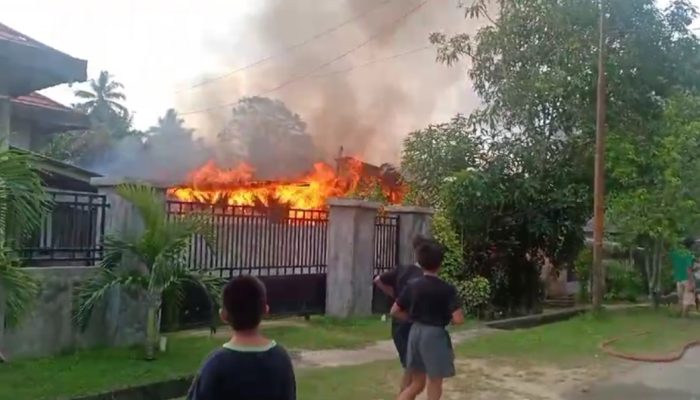 Hangus Dilalap Api, Sebuah Rumah di Desa Boroko Utara Rata Tanah