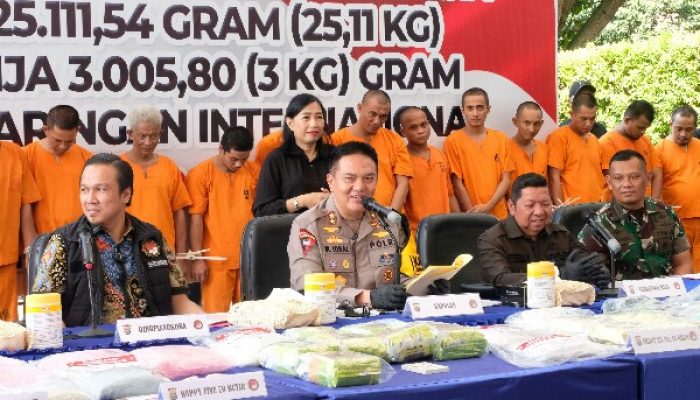 Selang Dua Bulan Polda Riau Berhasil Gagalkan Peredaran 25 Kg Sabu dan 34 Ribu Pil Ekstasi