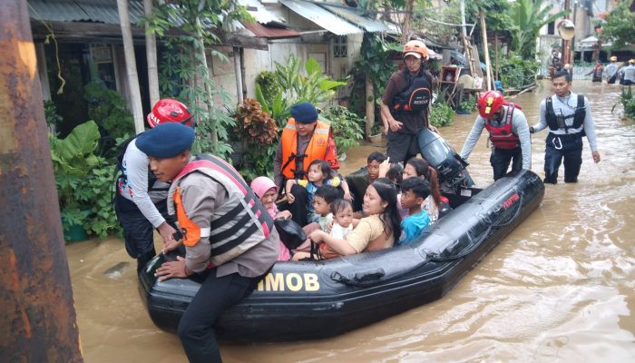 SAR Korbrimob Polri Turun Gunung Evakuasi Korban Banjir di Jakarta Timur