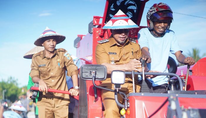 Dongkrak Hasil Panen Petani Sawah, Bupati-Wabup Boltara Serahkan Bantuan Combine Harvester