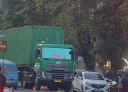 Jalan Rusak, PAD Hilang, Operasi Truk Kontainer Pelat Luar Disorot di Kota Bitung