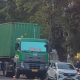 Jalan Rusak, PAD Hilang, Operasi Truk Kontainer Pelat Luar Disorot di Kota Bitung