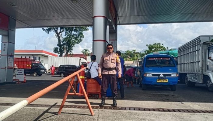 Atensi Polresta Manado, Bhabinkamtibmas Polsek Pineleng Tertibkan Antrean dan Cek Kendaraan di SPBU Tateli