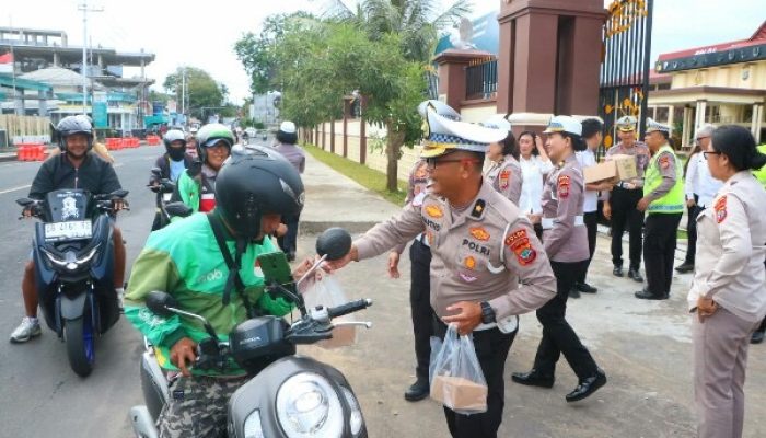 Sinergi Ditlantas Polda Sulut dan Bapenda, Bagi-Bagi 500 Paket Takjil di Depan Mapolda