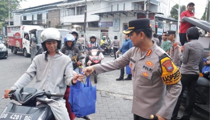 Hadirkan Kehangatan Ramadhan, Polresta Manado Berbagi Takjil di Zero Point