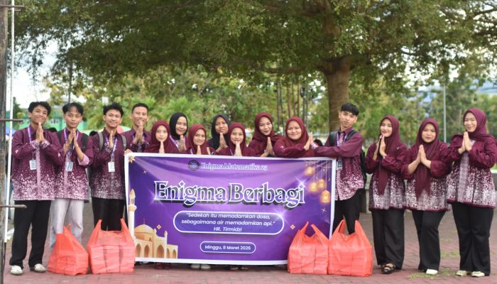 Mahasiswa Program Studi Matematika UNG Berbagi Takjil Buka Puasa Ramadan di Center Point Bone Bolango