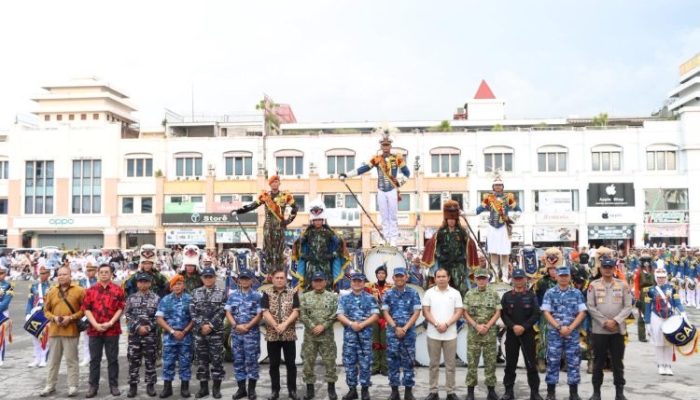 Wakapolresta Manado Hadiri Kirab dan Display Drumband Gita Dirgantara Taruna AAU 2026 di Kawasan Megamas