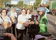 Ketua Dekranasda Bitung Ellen Honandar Sondakh Bagikan 300 Paket Takjil