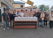 Kapolres Bitung Bersama Wartawan Turun ke Jalan, Bagikan Ratusan Paket Takjil untuk Masyarakat