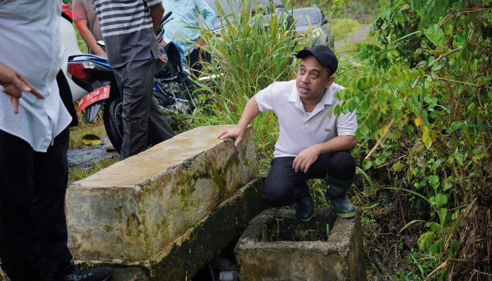 Respons Cepat Keluhan Warga, Yusra Alhabsyi Tinjau Langsung Titik Penyebab Banjir di Desa Diat