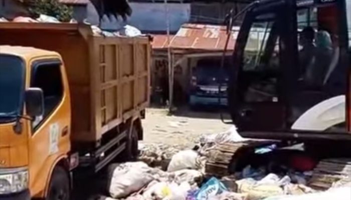 Tumpukan Sampah Membusuk di Pasar Ibolian Dumoga, Pemkab Bolmong Imbau Masyarakat Jaga Kebersihan