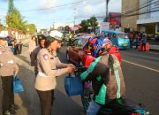 Puluhan Polwan Turun ke Jalan, Bukan Untuk Razia, Ehh ! Bagikan Takjil di Depan Mapolda Sulut
