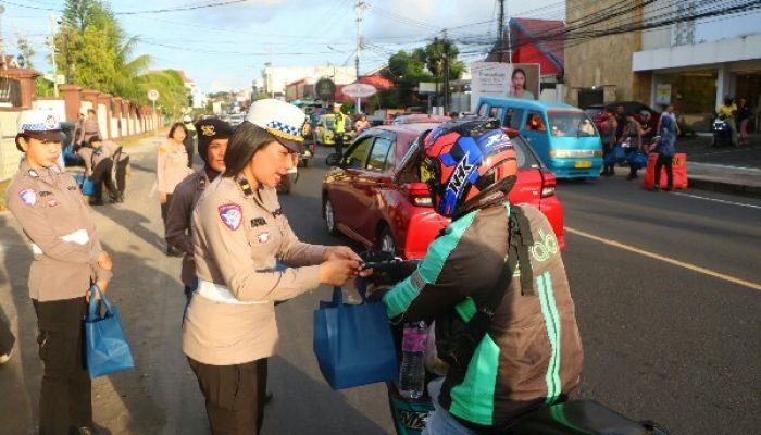 Puluhan Polwan Turun ke Jalan, Bukan Untuk Razia, Ehh ! Bagikan Takjil di Depan Mapolda Sulut
