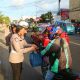 Puluhan Polwan Turun ke Jalan, Bukan Untuk Razia, Ehh ! Bagikan Takjil di Depan Mapolda Sulut