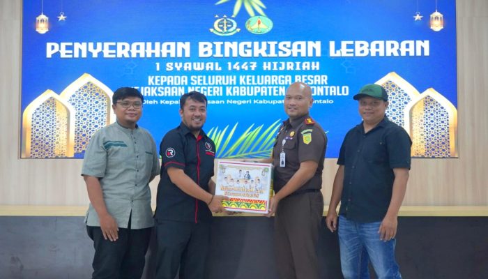 Kajari Kabupaten Gorontalo Serahkan Bingkisan Lebaran 1 Syawal 1447 H ‎