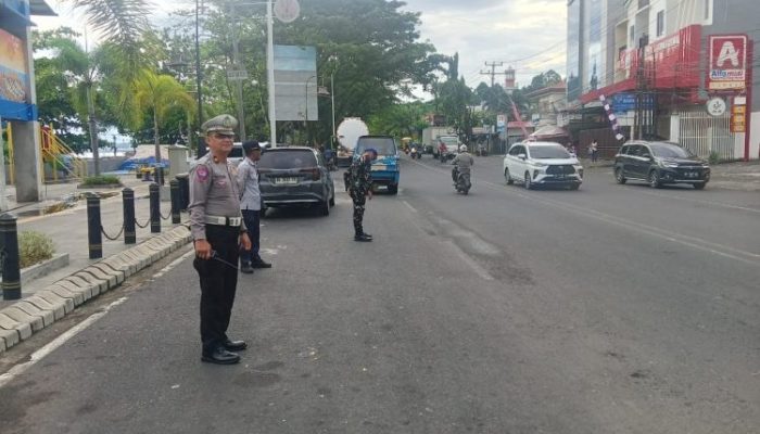 Bersama Dishub dan Pom TNI, Polsek Malalayang Tertibkan Microlet di Simpang Terminal Malalayang