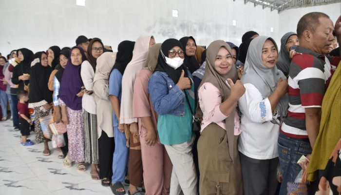 Banting Harga, Warga Berebut Sembako di Pasar Murah Pulubala Kabupaten Gorontalo