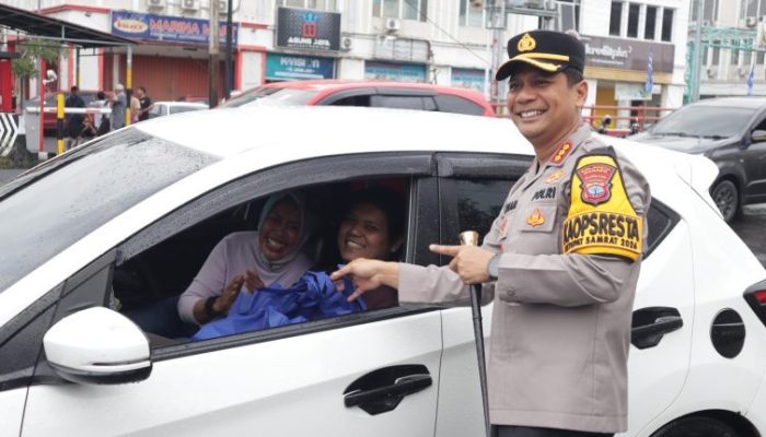 Bersama Bhayangkari dan Polwan Kapolresta Manado Tebar Kepedulian di Bulan Ramadhan