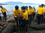 Personel Polri Kerja Bakti Massal Bersama Forkopimda Sulut di Sepanjang Pesisir Pantai Teluk Manado