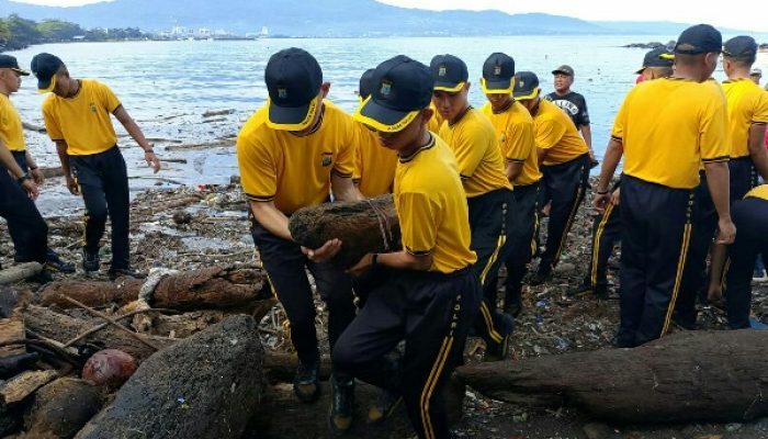 Personel Polri Kerja Bakti Massal Bersama Forkopimda Sulut di Sepanjang Pesisir Pantai Teluk Manado