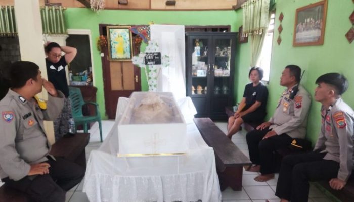 Wujud Empati Polri, Polsek Pulau Bunaken Laksanakan Sambang Duka dan Imbauan Kamtibmas