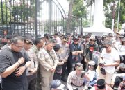 Aksi Penyampaian Pendapat Aliansi Masyarakat Sulut Mendapat Kawalan Humanis Polresta Manado