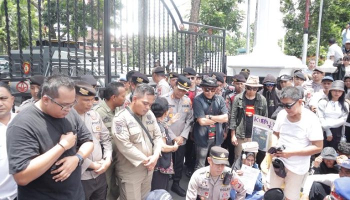 Aksi Penyampaian Pendapat Aliansi Masyarakat Sulut Mendapat Kawalan Humanis Polresta Manado
