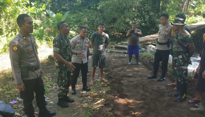 TNI-Polri dan Masyarakat, Bangun Jembatan di Perbatasan Desa Lotta dan Kali