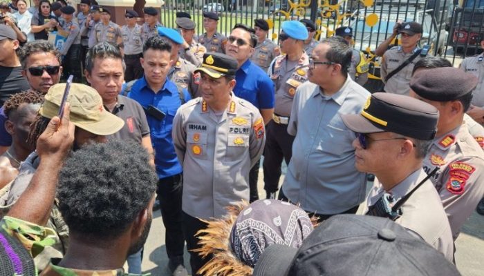 Kapolresta Manado Pimpin Pengamanan Humanis Aksi Mahasiswa Papua di Mapolda Sulut Berjalan Kondusif