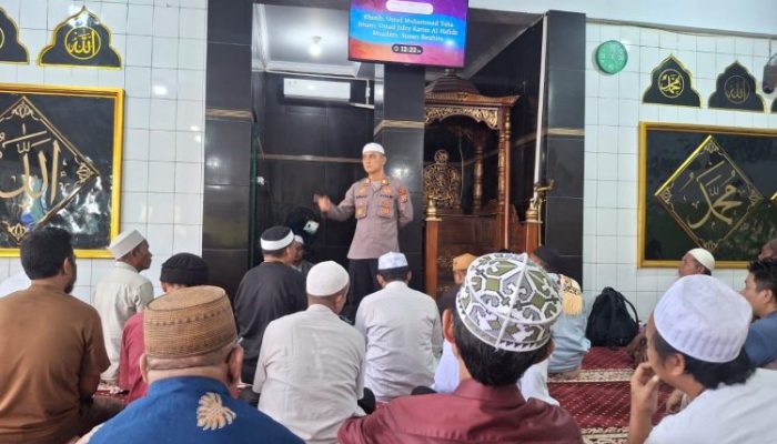 Kultum di Masjid At Tijarah, Kapolsek Wenang Perkuat Silaturahmi dan Sampaikan Pesan Kamtibmas