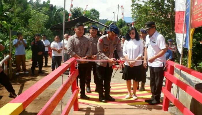 Dansat Brimob Polda Sulut Resmikan Jembatan Desa Ranotongkor Timur