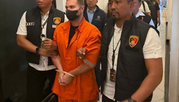 Tiba Indonesia, Steven Lyons Lansung di Borgol Interpol, Terlibat Kejahatan Lintas Negara