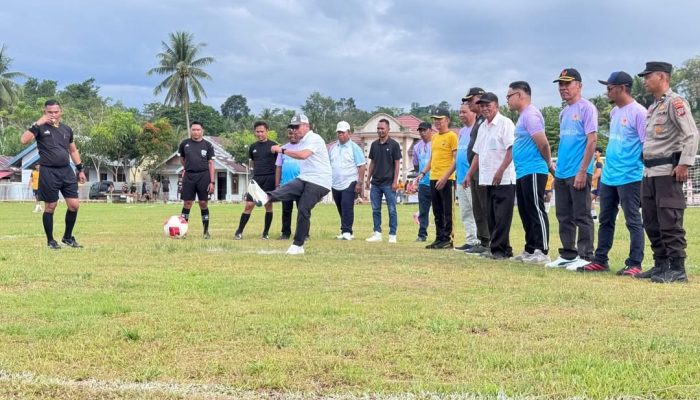 Tendangan Bola Bupati Bolmut Tandai Open Turnamen Bupati Cup Tahun 2026 Dimulai