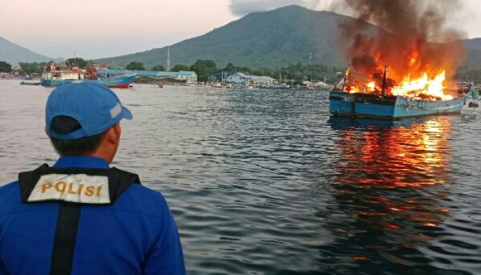 KM Maranatha 04 Terbakar di Selat Lembe, Ditpolairud Polda Sulut Turun Gunung Jinakkan Api