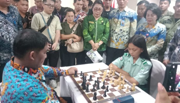 Siswa Kaget dan Bangga Gubernur Datang Sekaligus Bermain Catur Bersama Salah Satu Siswa