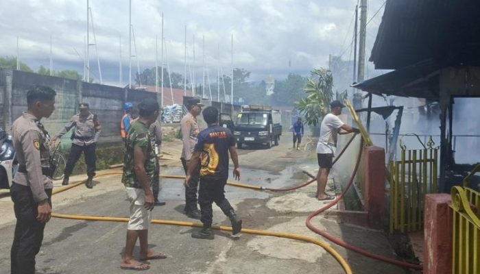 Jago Merah Hanguskan Tiga Unit Rumah di Kelurahan Dendengan
