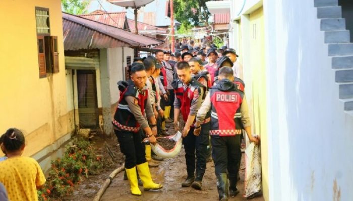 Gerak Cepat Polda Sulut, Ratusan Personel Polri Bantu Pulihkan Kondisi Pasca Banjir Bandang di Bolmong