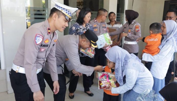 Bersama Personel Satlantas Kapolres Terima TK Khalifah Manado Program Polisi Sahabat Anak