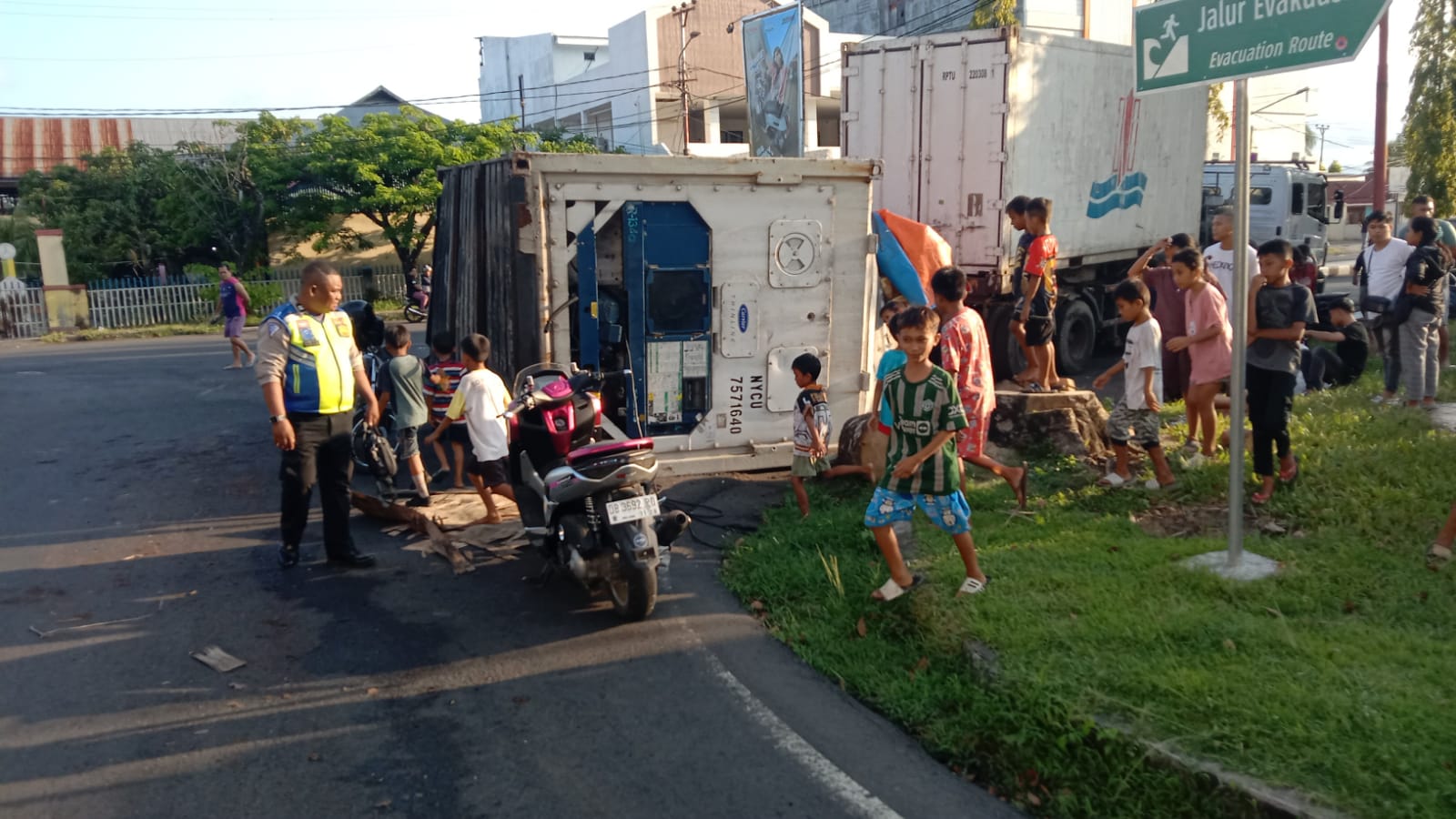 Kontainer Bermuatan Ikan Terlepas di Bitung, Polisi lakukan evakuasi