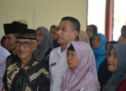 Wabup Bolmut Serahkan Bantuan  Cadangan Pangan ke 243 Penerima Bolangitang Barat