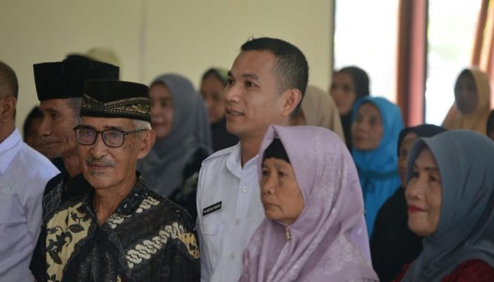 Wabup Bolmut Serahkan Bantuan  Cadangan Pangan ke 243 Penerima Bolangitang Barat