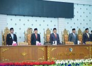 Sidang Paripurna DPRD Dalam Rangka HUT Bolmut Ke-19, Bupati Berikan Penghormatan Kepada Tokoh Pemeekaran