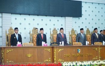 Sidang Paripurna DPRD Dalam Rangka HUT Bolmut Ke-19, Bupati Berikan Penghormatan Kepada Tokoh Pemeekaran