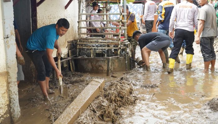 Yusra Alhabsyi Pimpin Langsung Gotong Royong Pasca Banjir Bandang di Solimandungan
