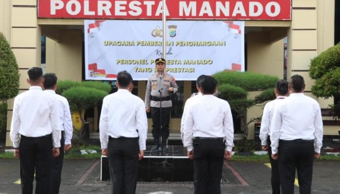 Pimpin Upacara Pemberian Penghargaan Kepada Personel Berprestasi, Kapolresta Manado: Bentuk Apresiasi Kepada Anggota