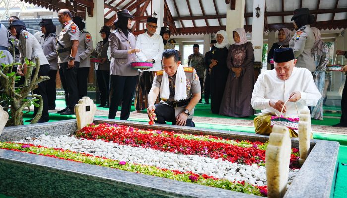Jelang Hari Bhayangkara ke-80, Kapolri Ziarah ke Makam Gus Dur, Kenang Tokoh Reformasi Polri