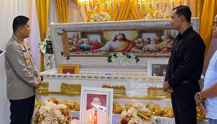 Wujud Solidaritas Keluarga Besar Polri, Kapolresta Manado Melayat ke Rumah Duka Orang Tua Personel Satreskrim
