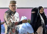 3.500 Paket Sembako Presiden untuk Warga Kecamatan Limboto di Serahkan Sofyan Puhi